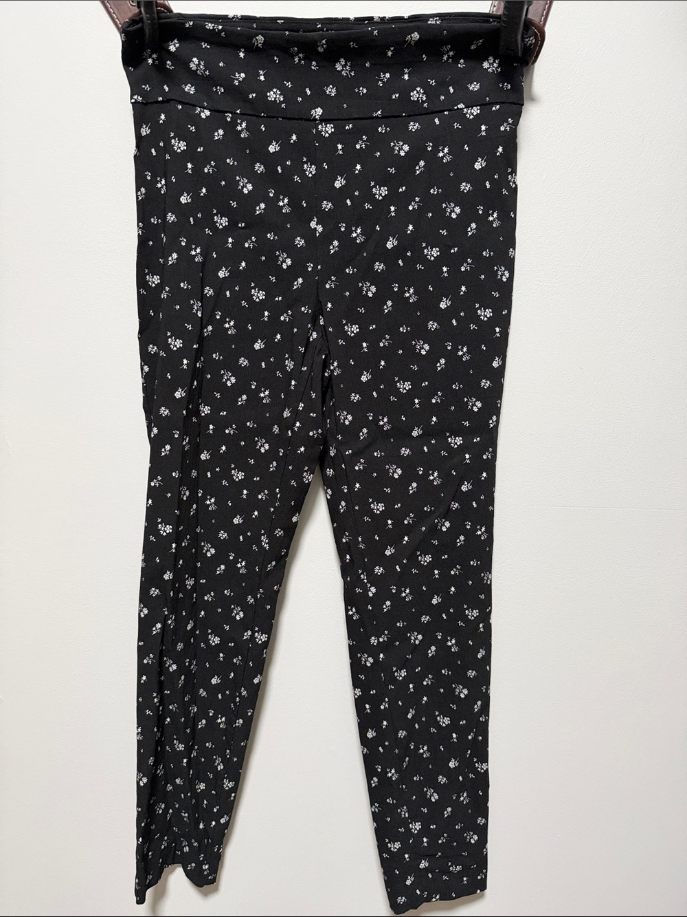 Jules & Leopold Black slimming pants with Small White Floral Print